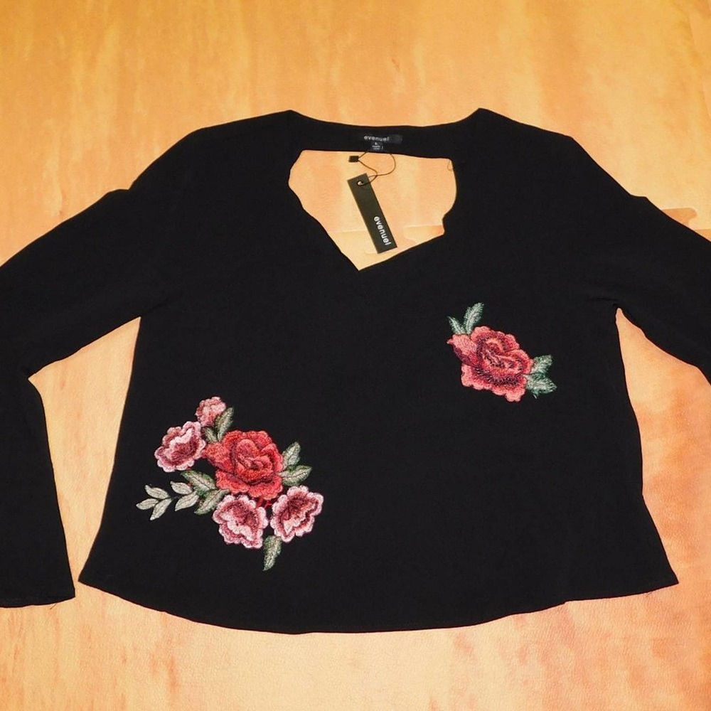 NWT Evenuel cropped embroidered angel sleeve blouse Large